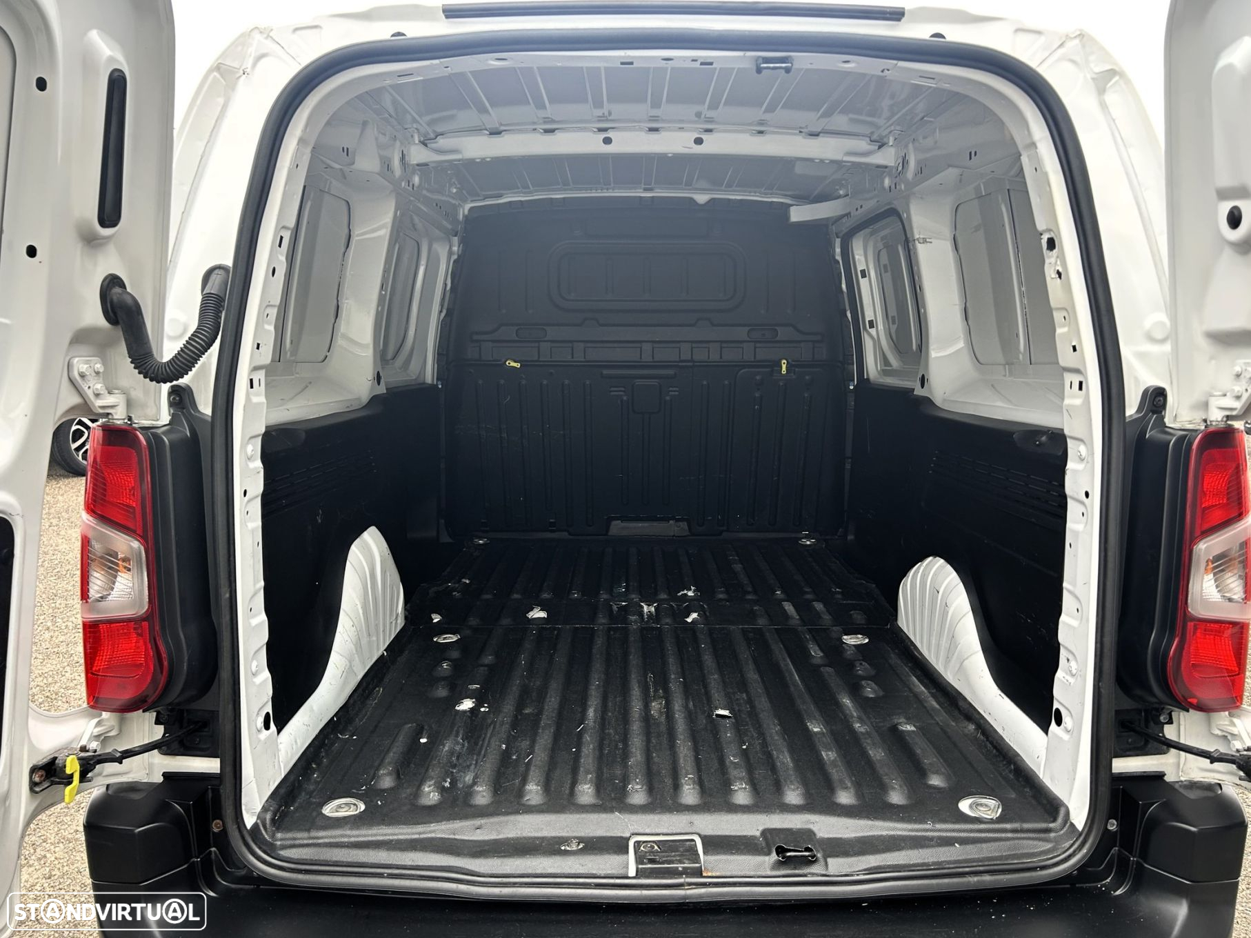 Peugeot Partner 1.5 BlueHDi Asphalt Longa - 29