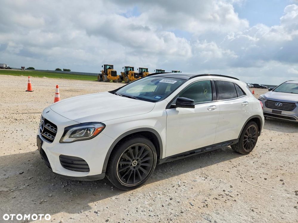 Mercedes-Benz GLA - 1