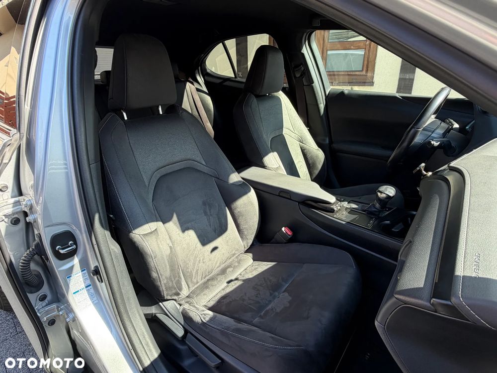 Lexus UX 250h (E-FOUR) Luxury Line - 24