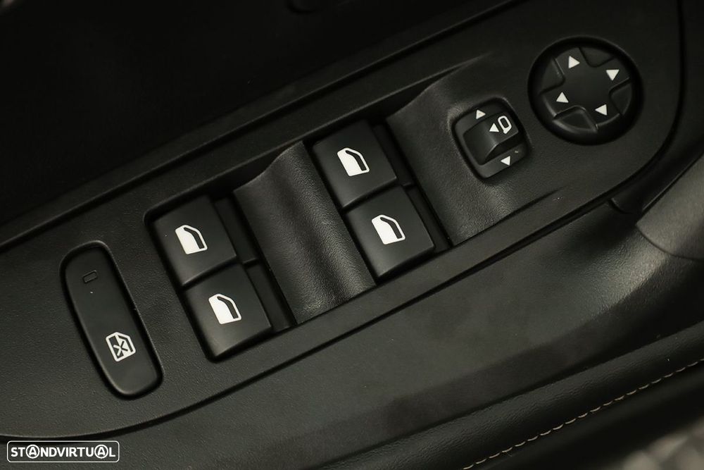 Peugeot 2008 1.2 PureTech Allure EAT8 - 19