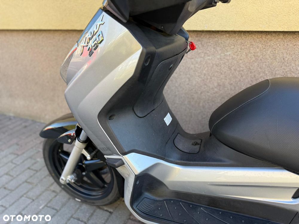 Yamaha X-max - 9
