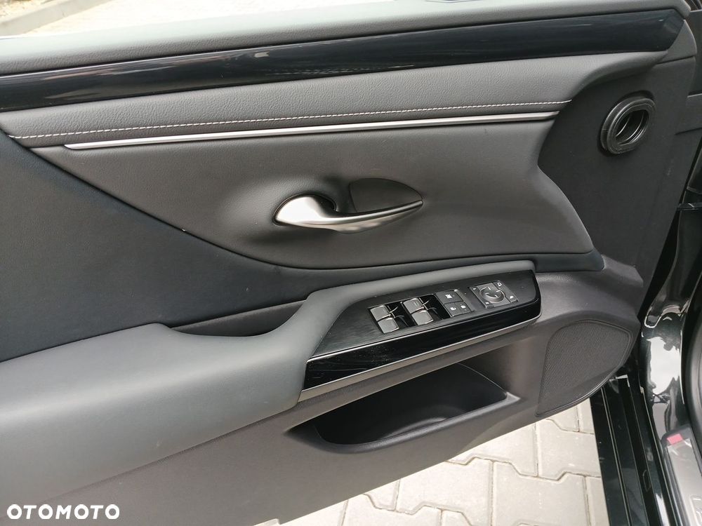 Lexus ES 300h Business Edition - 22