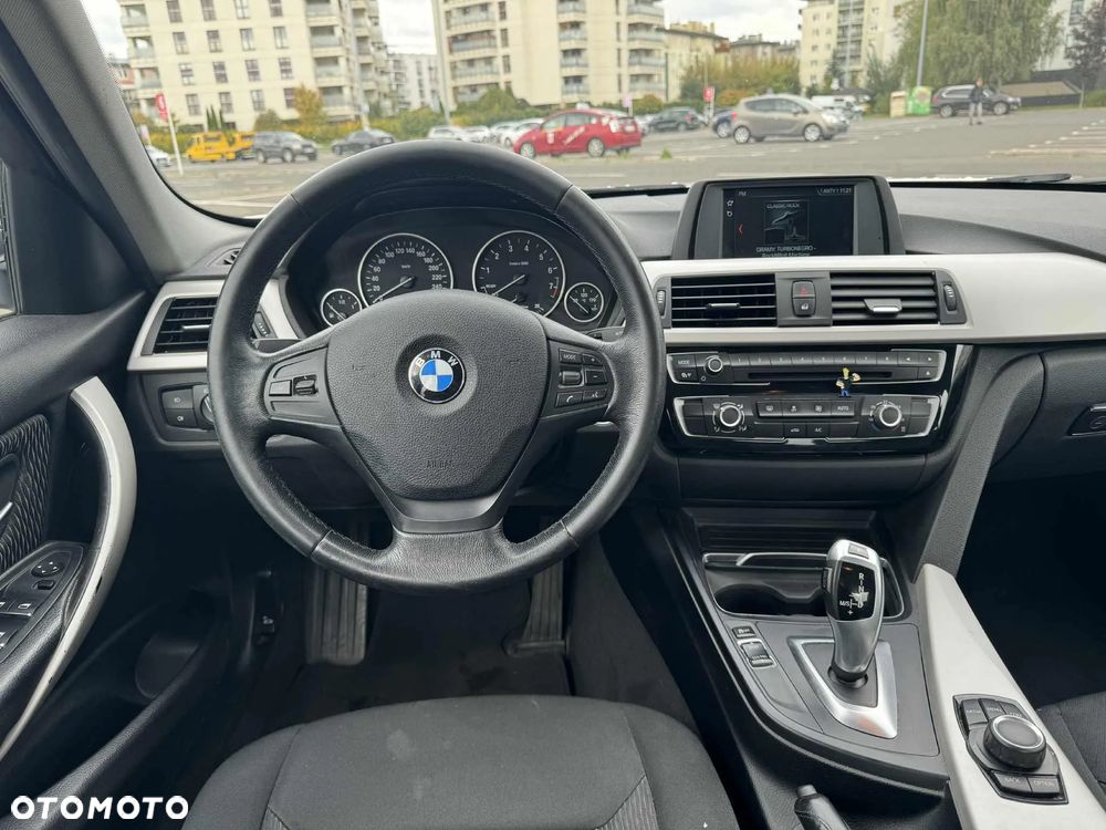 BMW Seria 3 318i Sport Line - 23