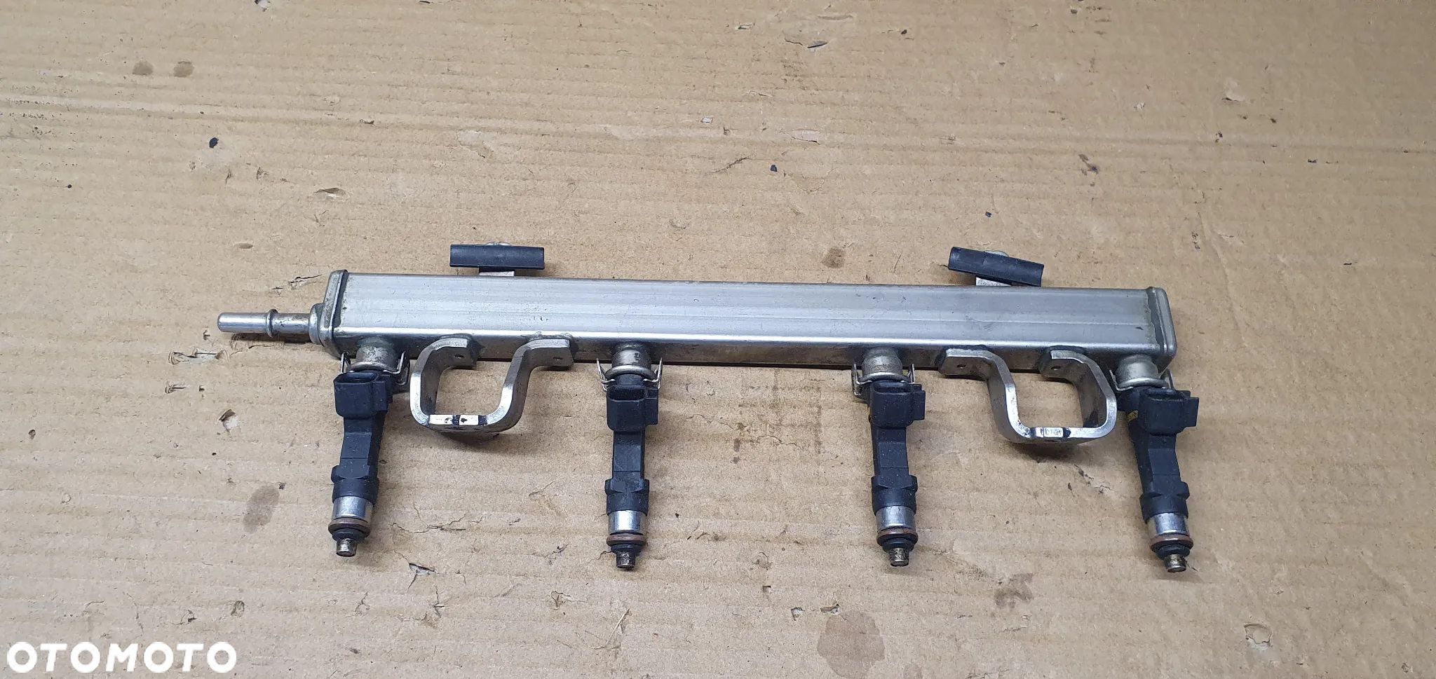 Listwa wtryskowa wtryski Mazda 6 1.8 2.0 16V 6M8G-9D280-AA - 1