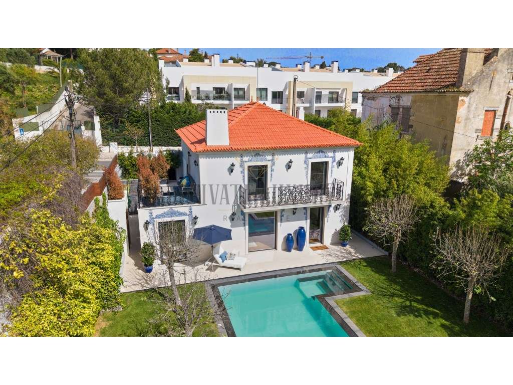 Moradia T4 Renovada em Cascais com Piscina, Jardim e Anexo - Grande imagem: 3/46