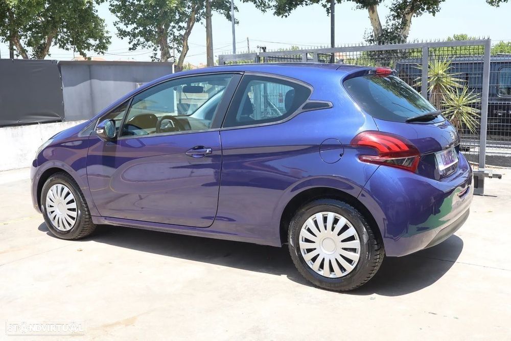 Peugeot 208 - 8