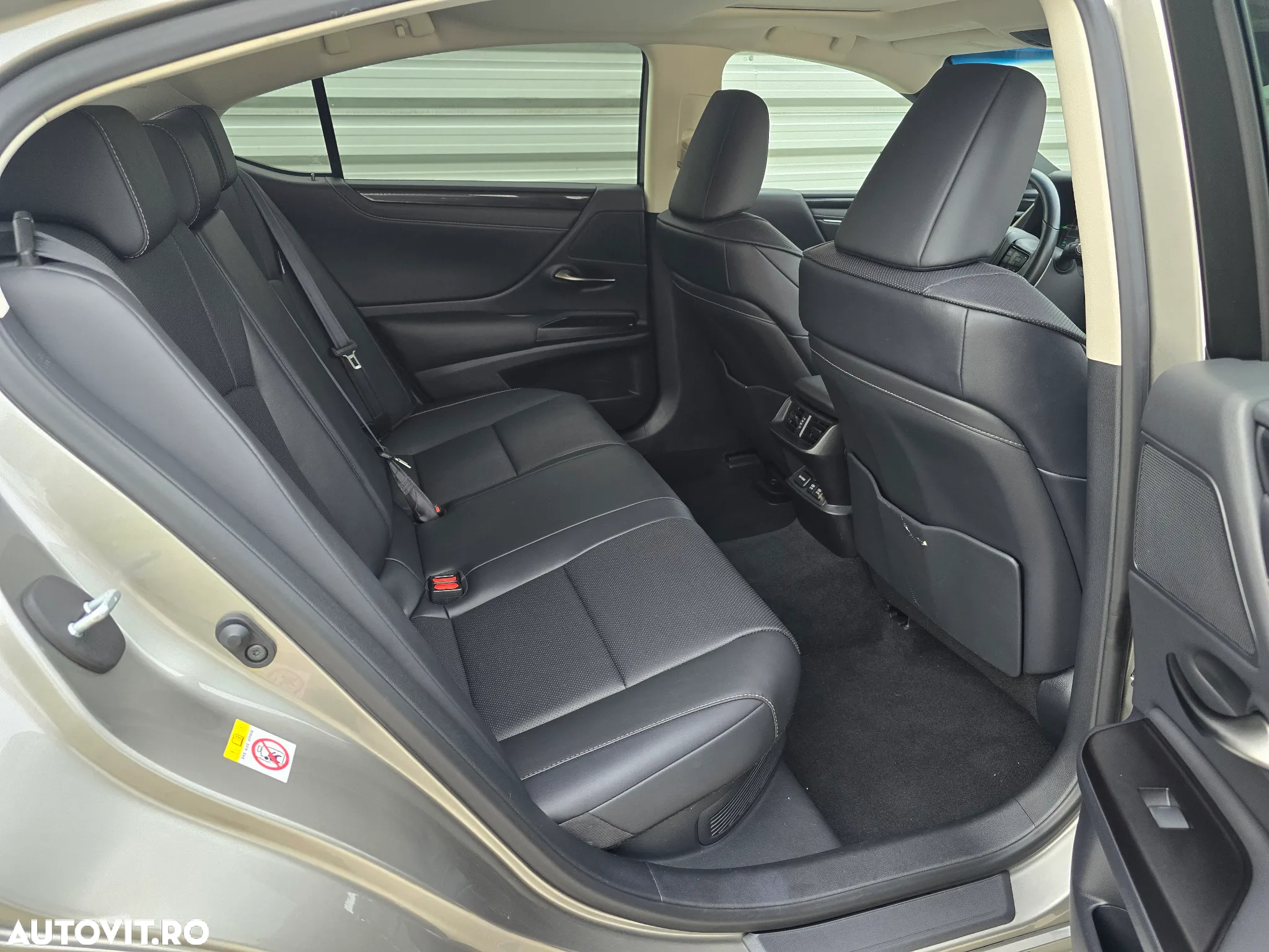 Lexus Seria ES 300h 2.5 TNGA HV 25H- 4X2 CVT Business - 24