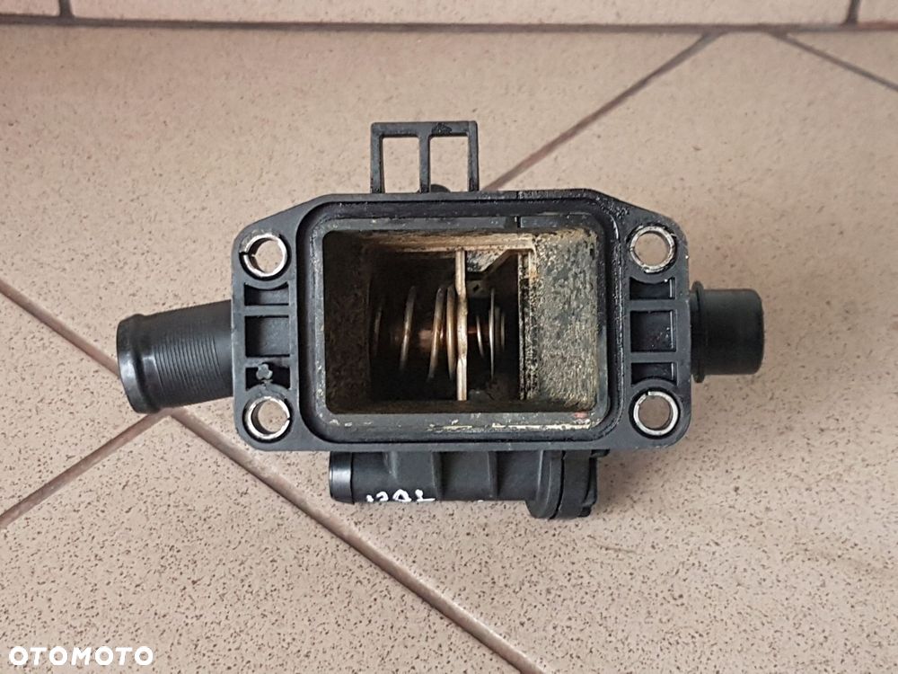 FOCUS MK2 1.6 TDCI OBUDOWA TERMOSTATU 9647767180 - 8