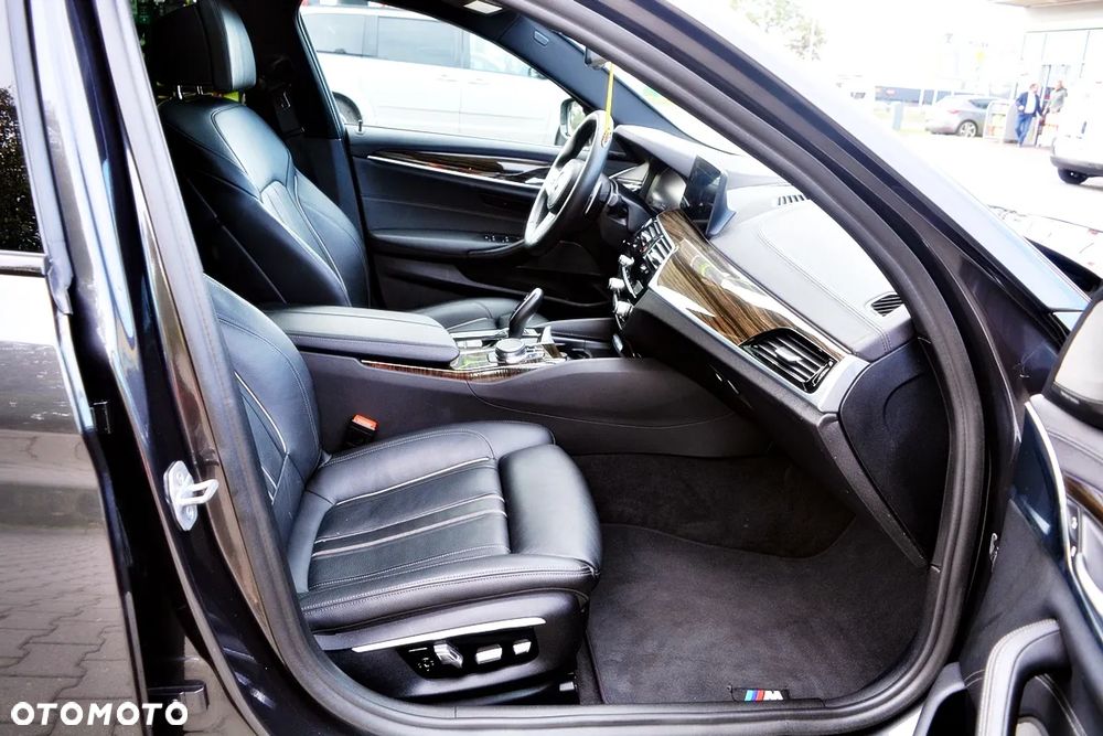 BMW Seria 5 M550i xDrive sport - 36