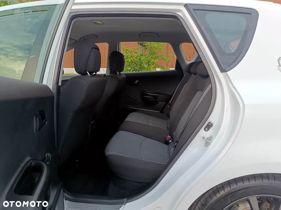 Kia Ceed 1.4 CVVT SW Dream-Team Edition - 15