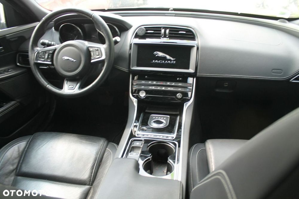 Jaguar XE - 7