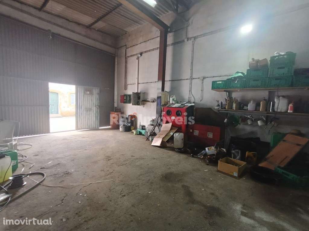 Armazém com 187 m2, destinado a oficina ou serviços - Grande imagem: 2/9