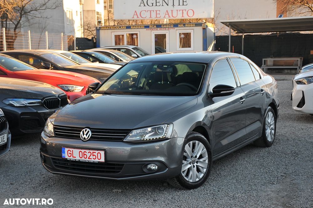 Volkswagen Jetta 2.0 TDI DSG Highline - 2