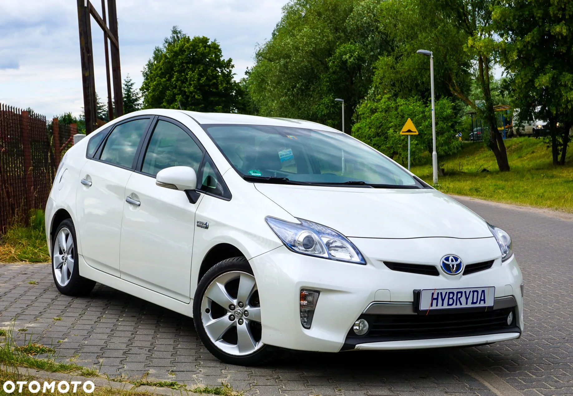 Toyota Prius Plug-in (Hybrid) Life - 12