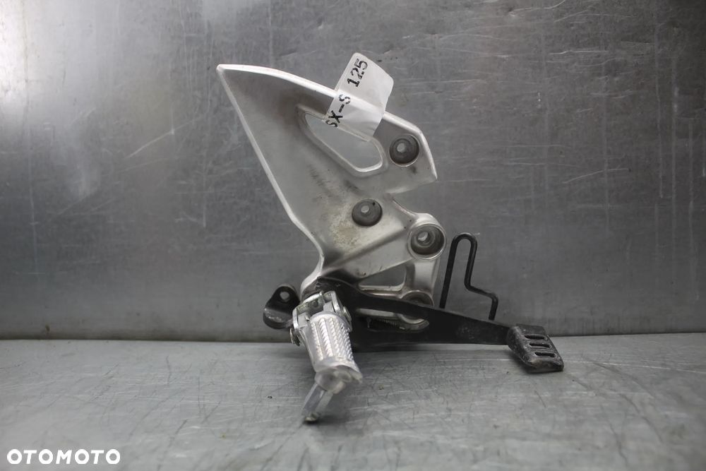 Suzuki GSX 125 S 19r Set podnóżek prawy kierowcy dźwignia - 1