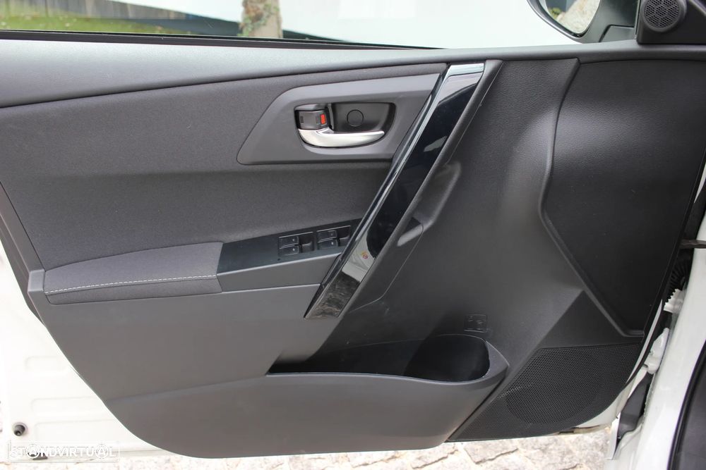Toyota Auris Touring Sports 1.8 HSD Comfort +P.Techno+P.Sport - 12