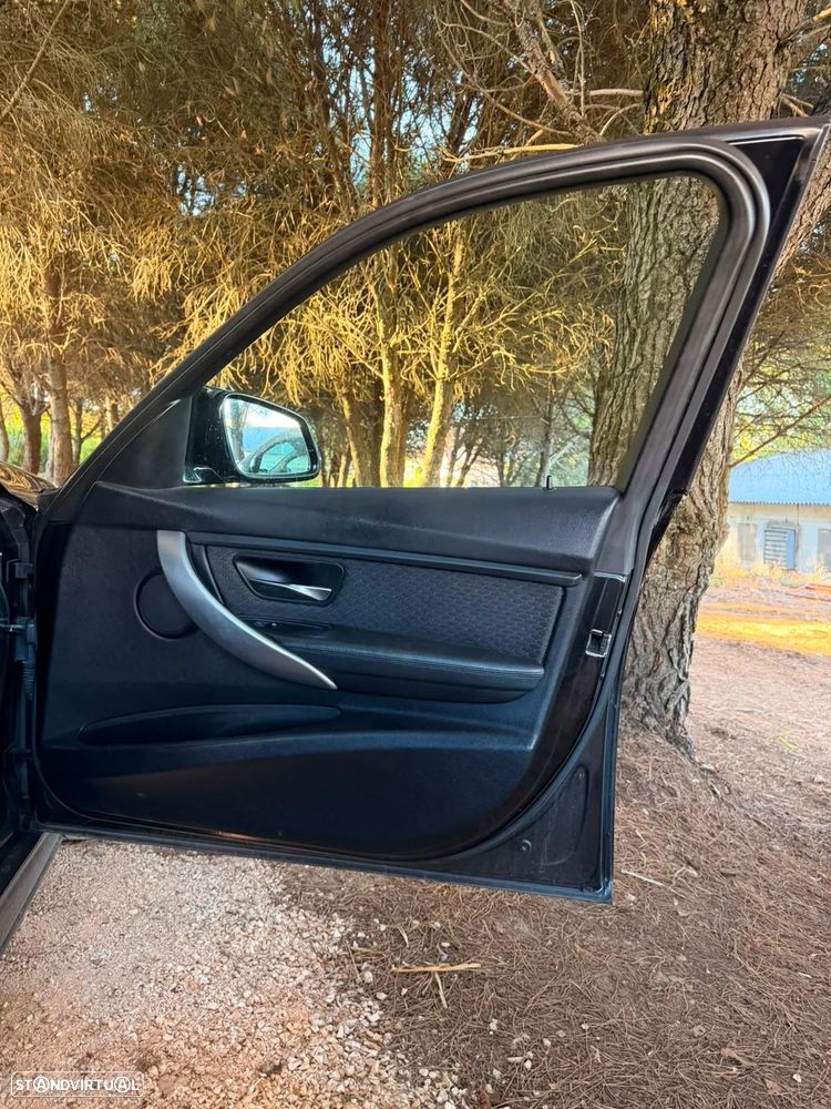 BMW 320 d Pack M - 12