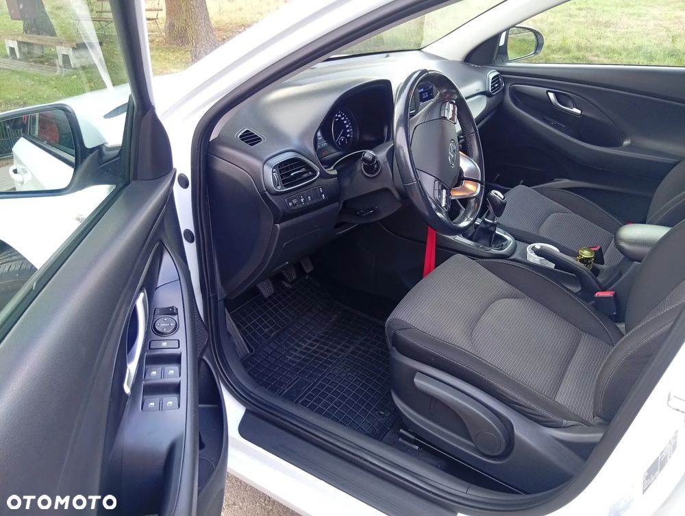 Hyundai i30 1.6 D Classic + - 8