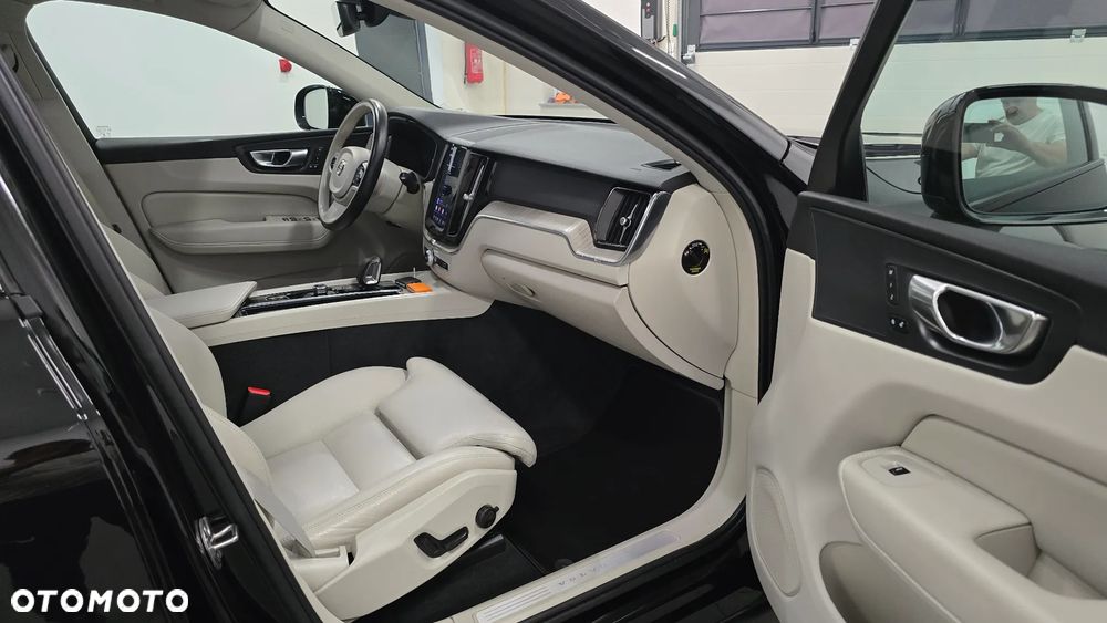 Volvo XC 60 B4 D Plus Dark - 8