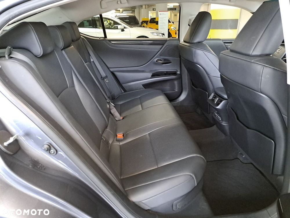 Lexus ES 300h Business Edition - 16