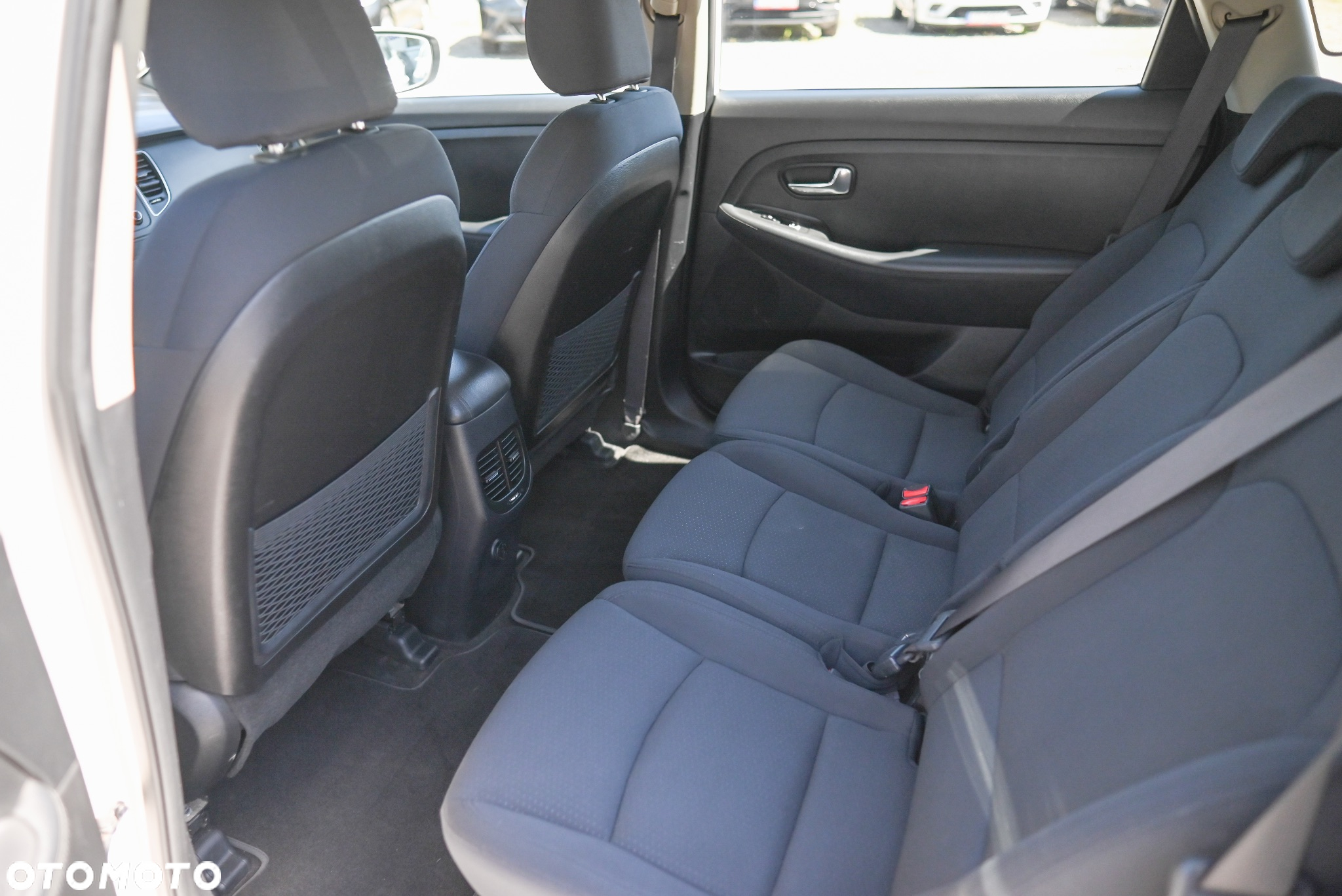 Kia Carens - 10