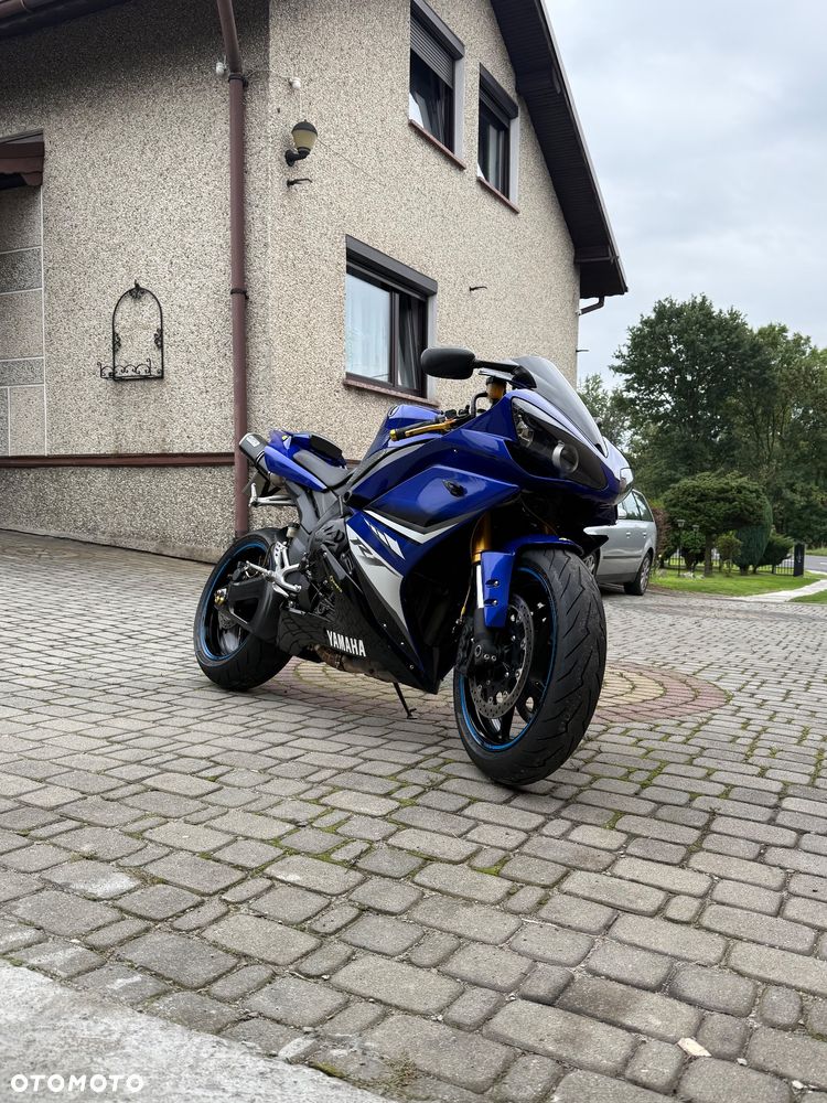 Yamaha R1 - 22