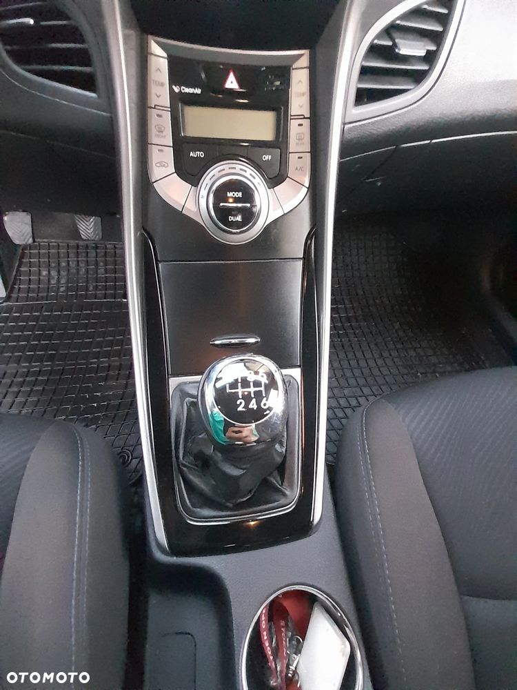 Hyundai Elantra 1.6 Comfort - 9