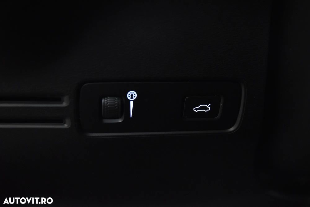 Volvo XC 40 B4 AT8 AWD Mild Hybrid Momentum Pro - 15