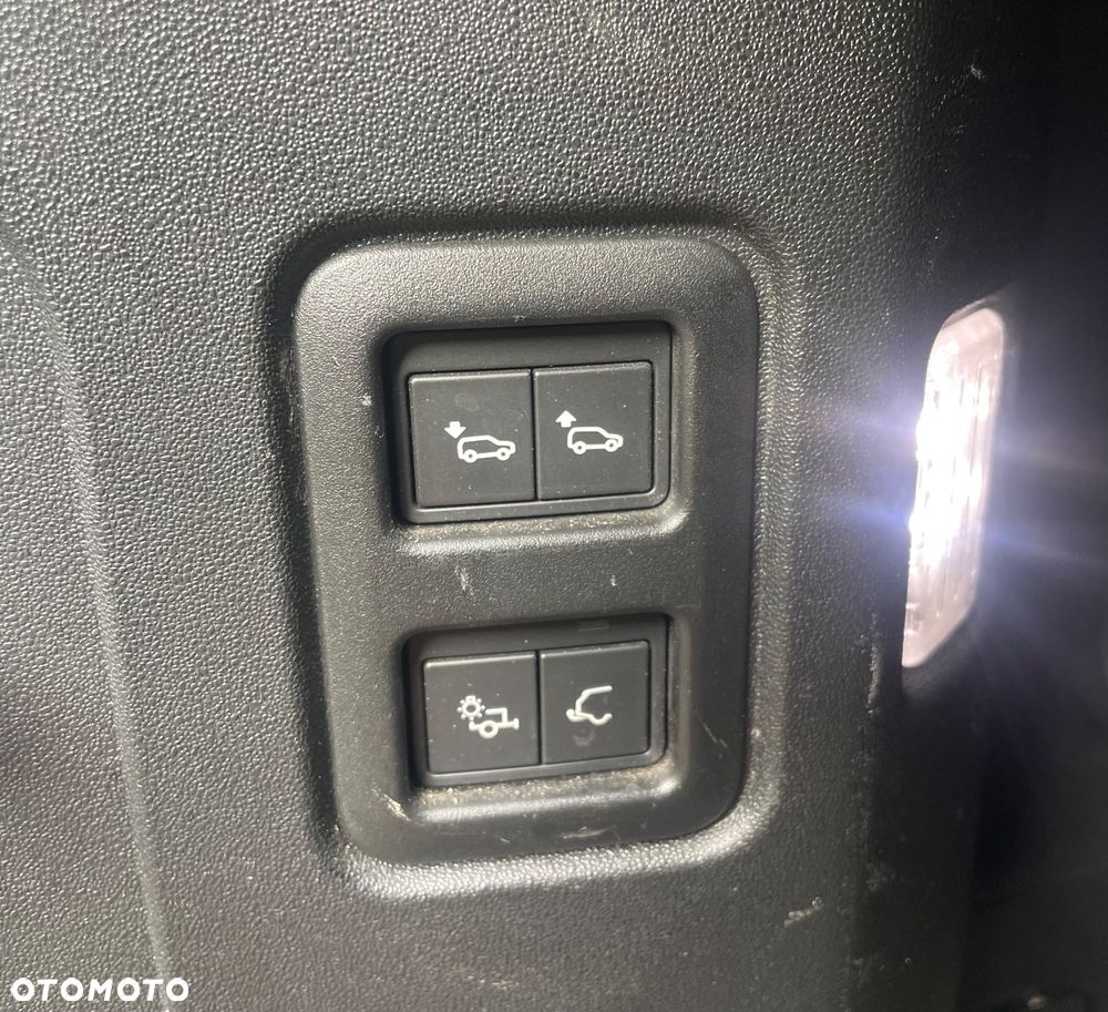 Land Rover Defender 2.0 D240 First Edition - 9