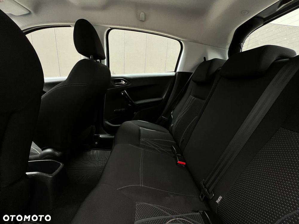 Peugeot 208 - 16