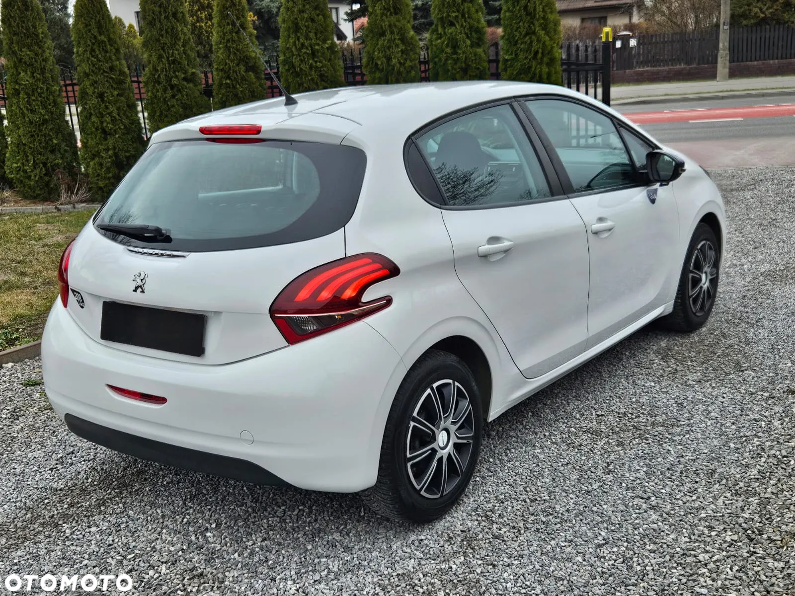 Peugeot 208 - 8