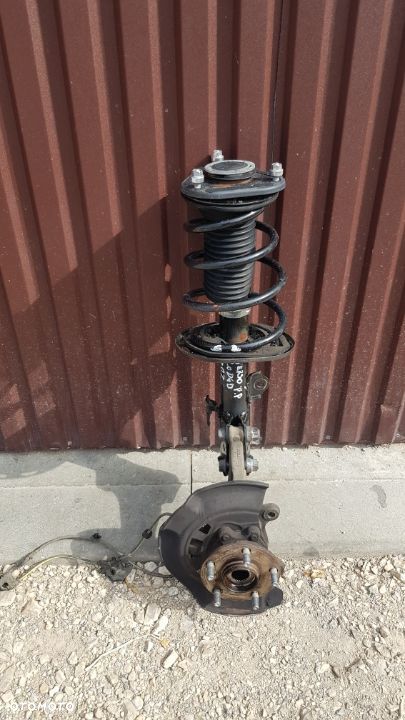 AMORTYZATOR MACPERSON PRZÓD PRZEDNI PRAWY 30 ZĘBÓW  2.0 D4D TOYOTA VERSO 2013 ROK