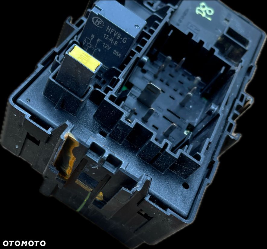 P8 GMC YUKON XL DENALI IV 2015 - SKRZYNKA BEZPIECZNIKÓW 84114433 - 3