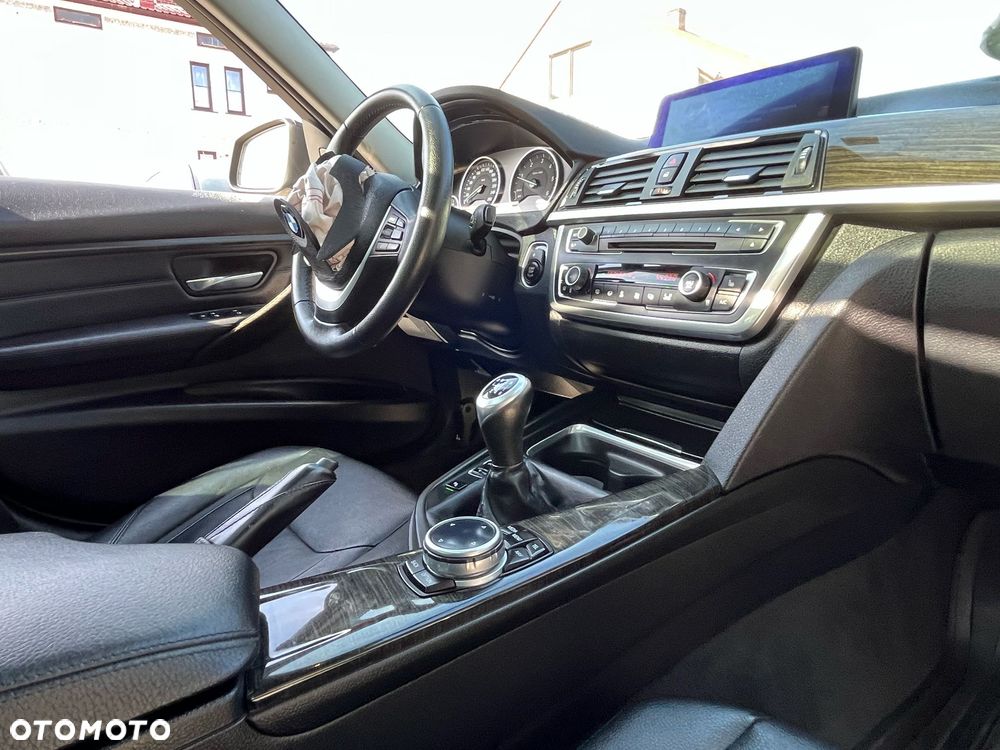BMW Seria 3 318d xDrive M Sport - 14