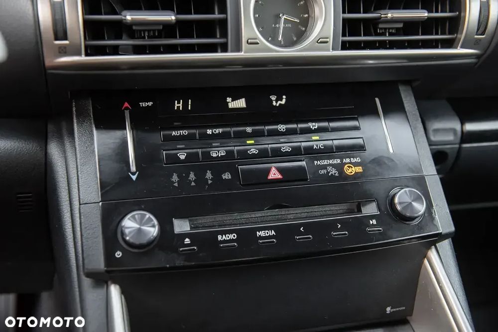 Lexus IS 300h Business - 27