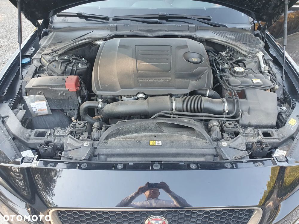 Jaguar XE 2.0 T R-Sport - 22