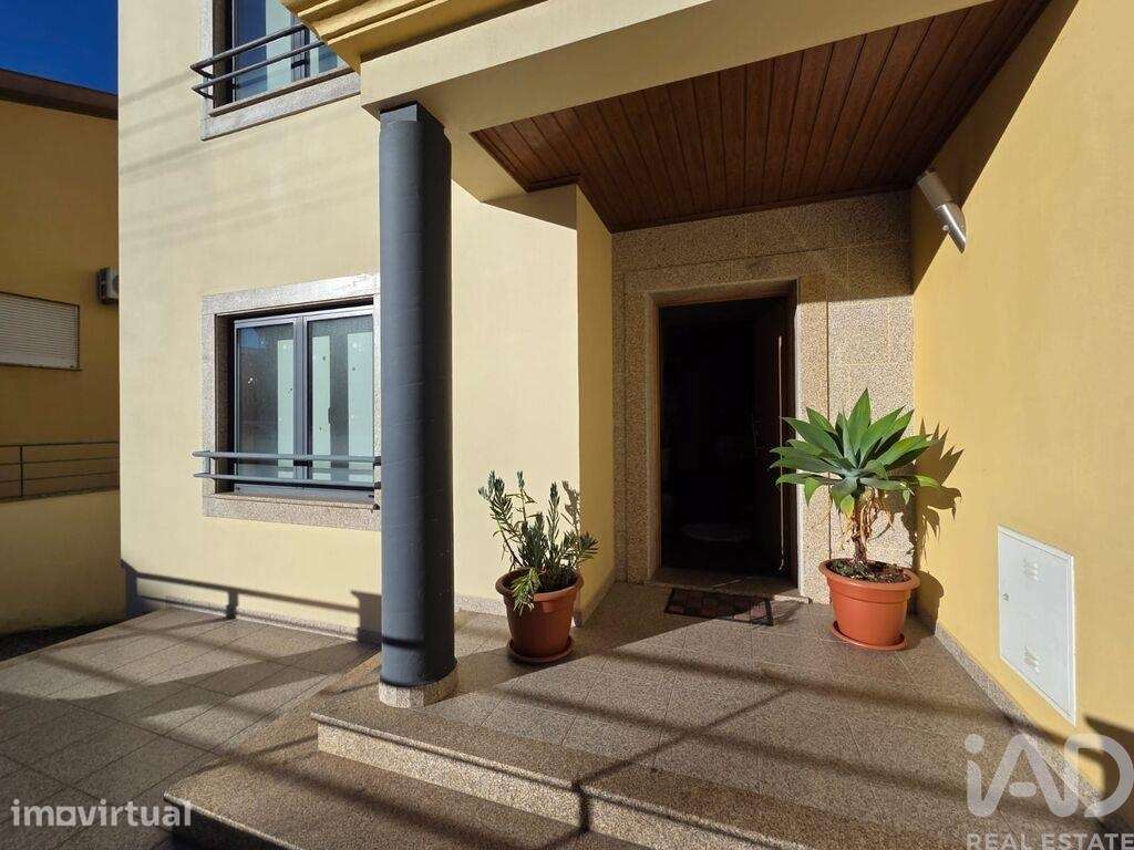 Moradia geminada T3 em Santa Comba Dão e Couto do Mosteiro de 171 m2 - Grande imagem: 2/40