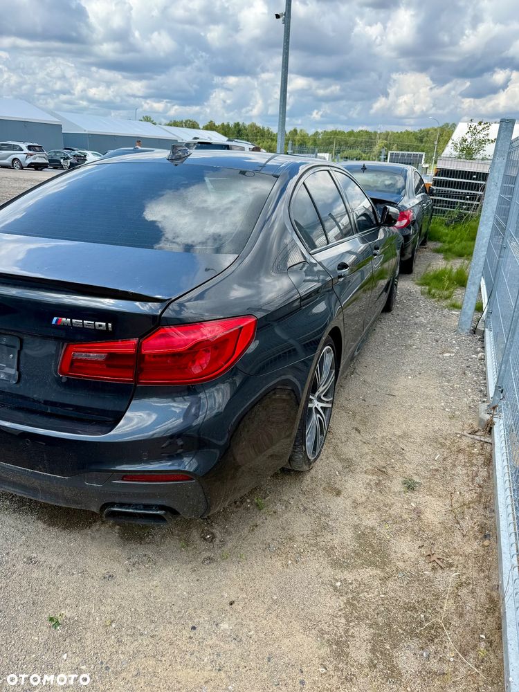 BMW Seria 5 M550i xDrive - 34