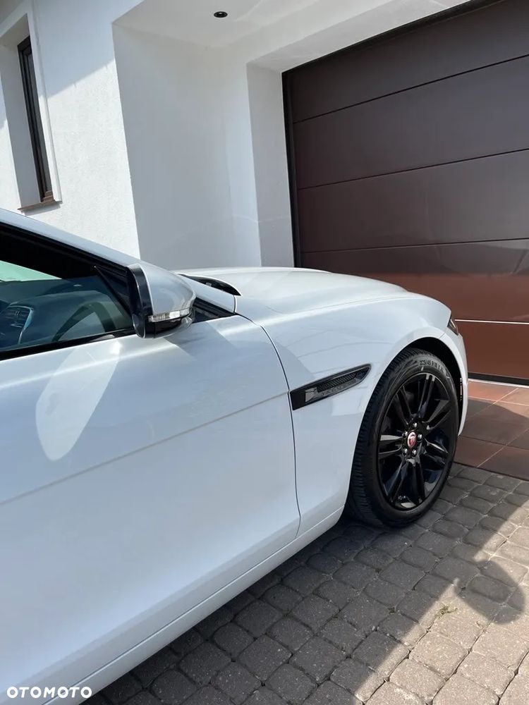 Jaguar XE 2.0 P250 R-Dynamic SE - 9