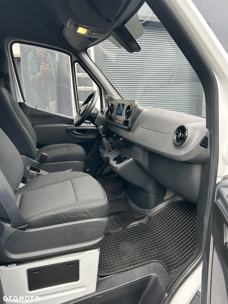Mercedes-Benz Sprinter - 11
