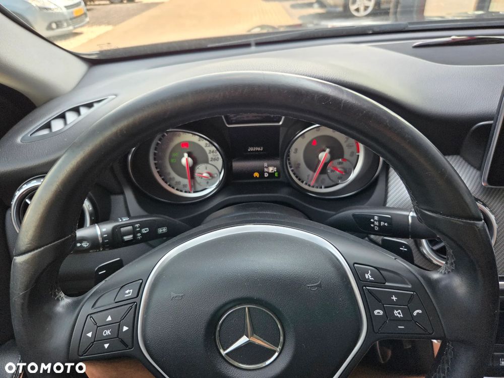 Mercedes-Benz GLA 200 7G-DCT Style - 30