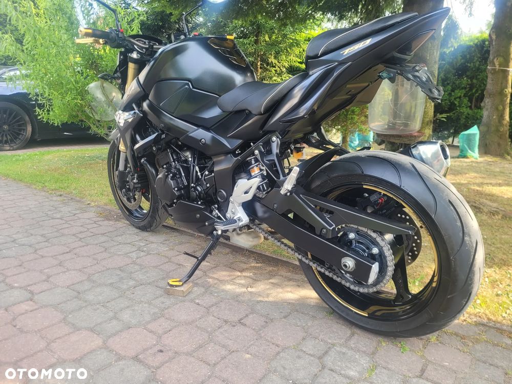 Suzuki GSR - 26