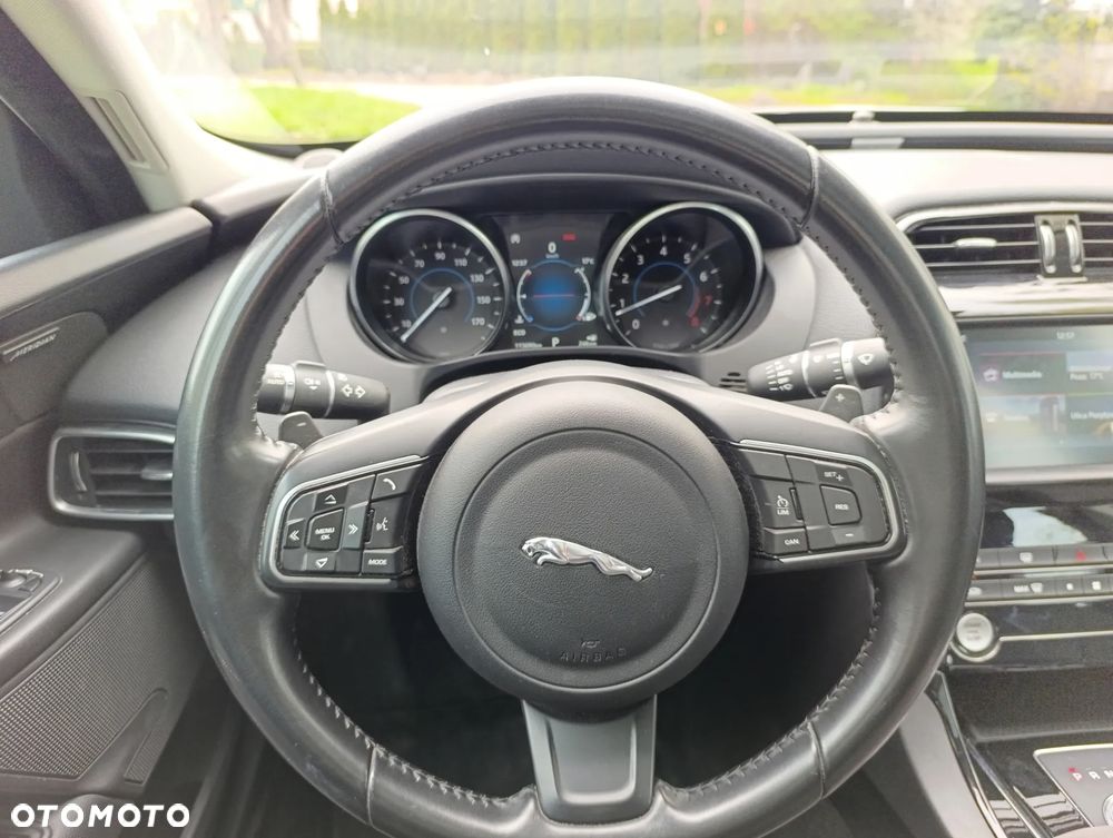 Jaguar XE 2.0 T Prestige - 13