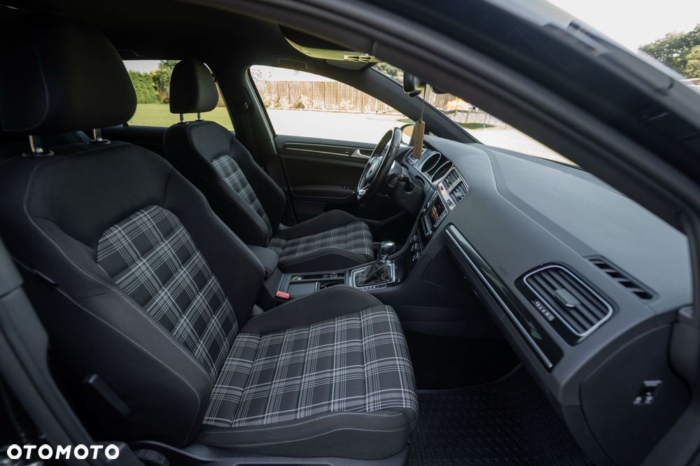 Volkswagen Golf - 23