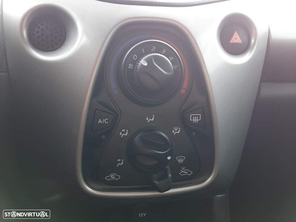 Peugeot 108 1.2 PureTech Top! Allure - 12