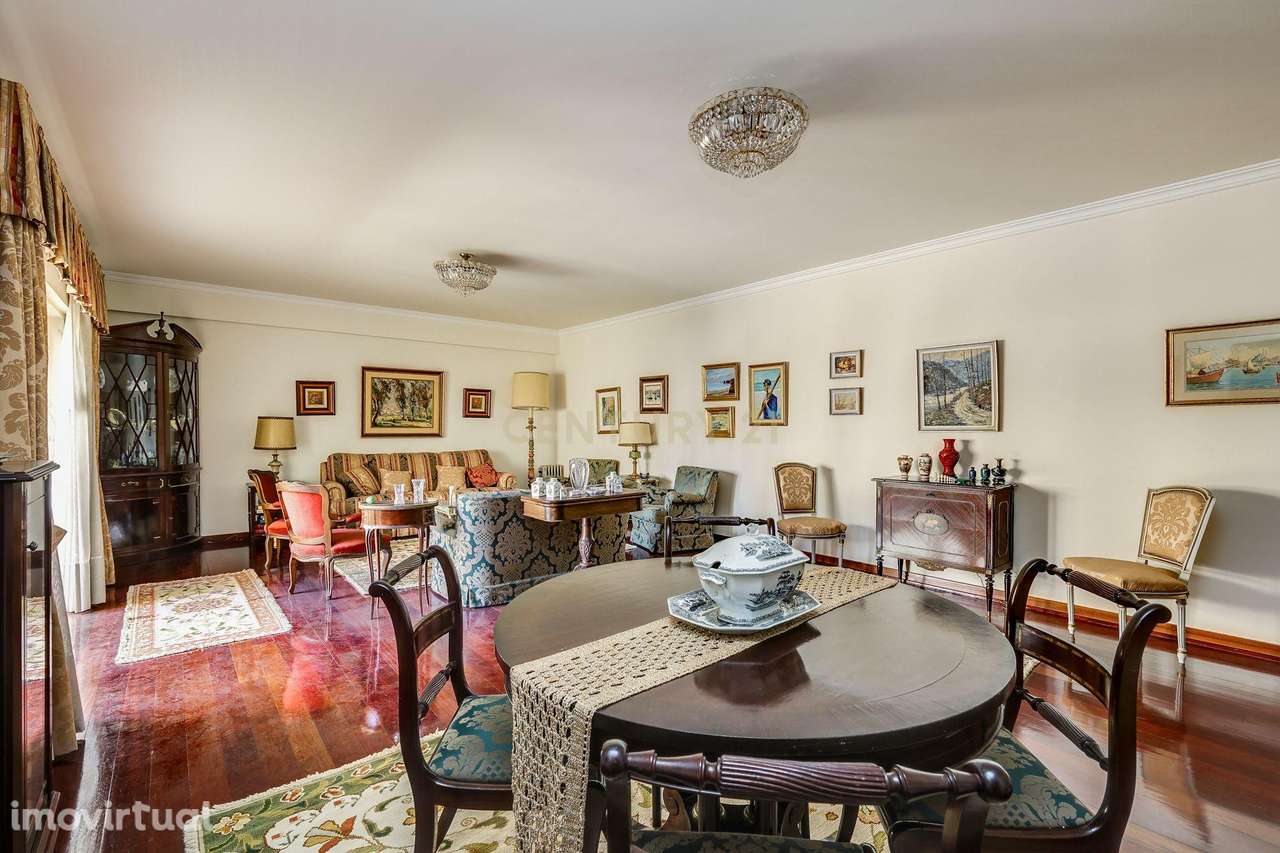 Apartamento T3 em Algés com Varandas e Garagem - Grande imagem: 2/24