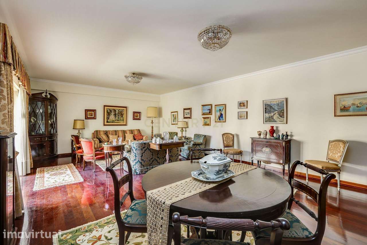 Apartamento T3 em Algés com Varandas e Garagem - Grande imagem: 2/24