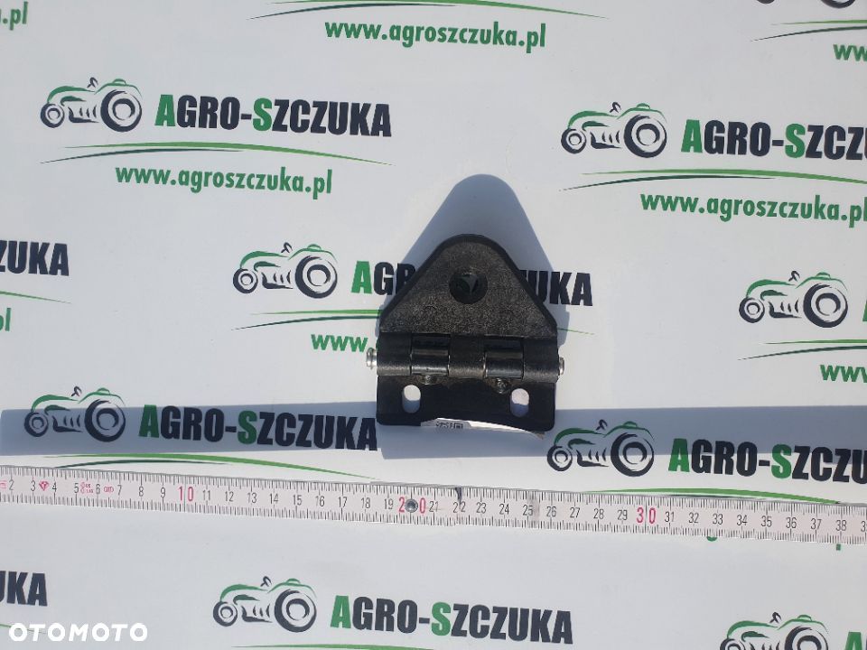 ZAWIAS SZYBY TYLNEJ KOJA FARMTRAC - 1