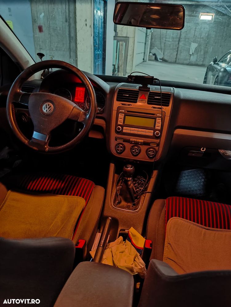 Volkswagen Golf 1.6 FSI Sportline - 6