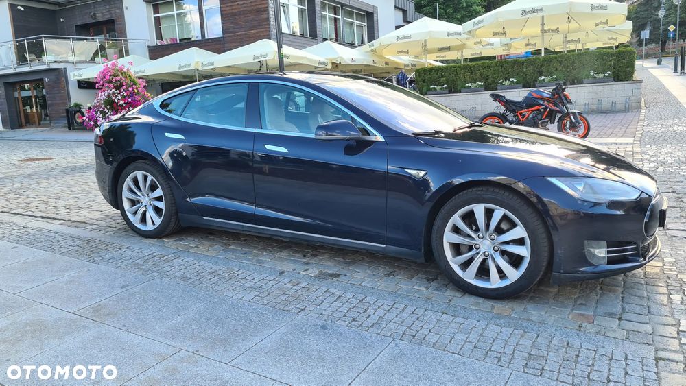 Tesla Model S - 3